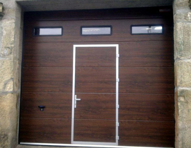 porton levadizo de madera con puerta