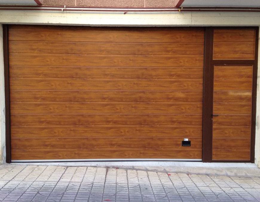 portones levadizos de madera con puerta bucaramanga